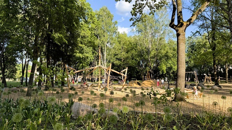 Iespaidīgas pārvērtības - Jēkabpilī atklāts atjaunotais Krustpils parks 394955
