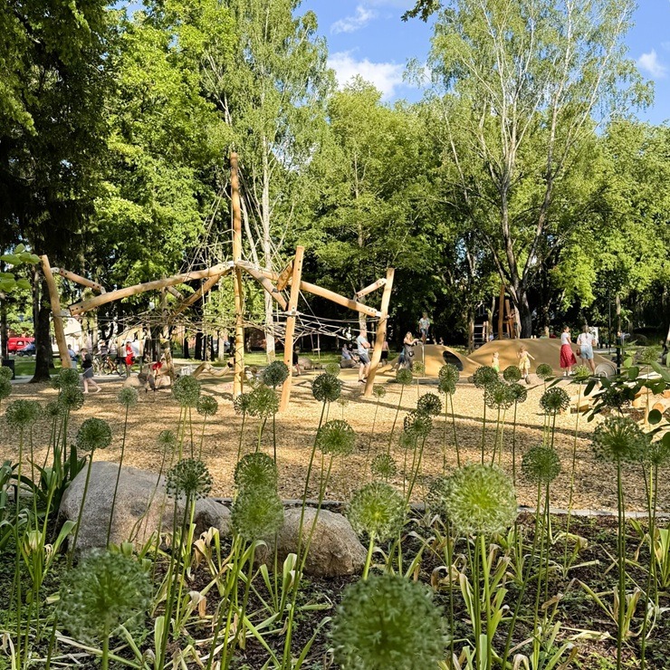 Iespaidīgas pārvērtības - Jēkabpilī atklāts atjaunotais Krustpils parks 394957