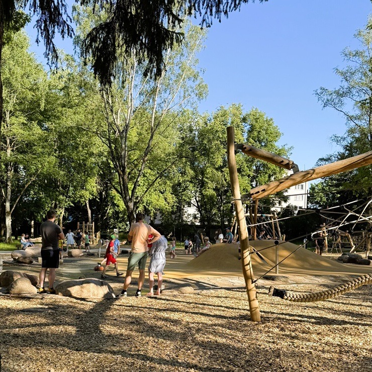 Iespaidīgas pārvērtības - Jēkabpilī atklāts atjaunotais Krustpils parks 394946