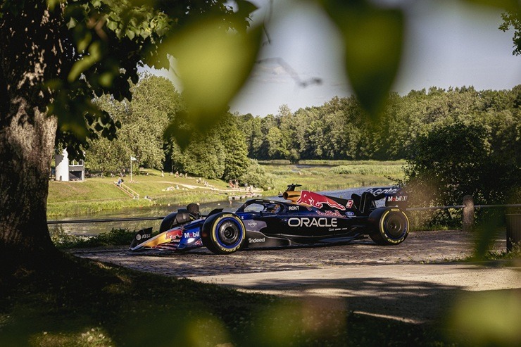 Red Bull F-1 īpašā foto sesijā viesojas Liepājā un Kuldīgā 395153