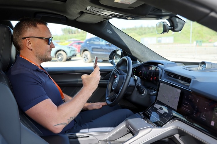 «Cayenne Road Show 2026» ietvaros dažādās trasēs iepazīstam jauno «Porsche Cayenne Electric» un «Porsche 911» modeļus 395290