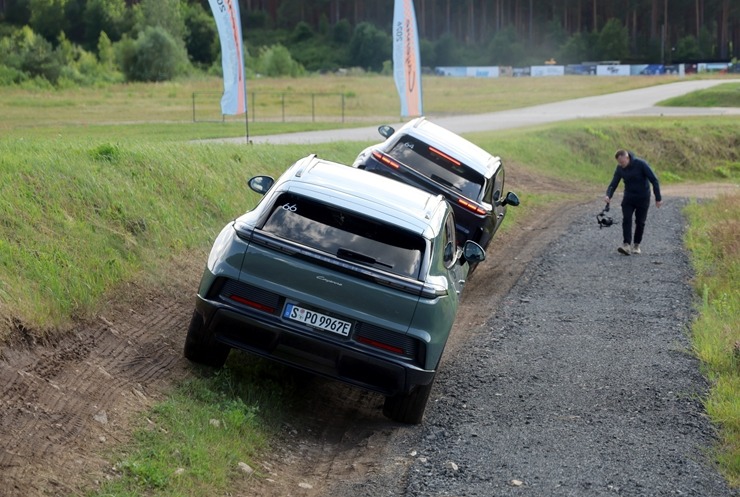 «Cayenne Road Show 2026» ietvaros dažādās trasēs iepazīstam jauno «Porsche Cayenne Electric» un «Porsche 911» modeļus 395292