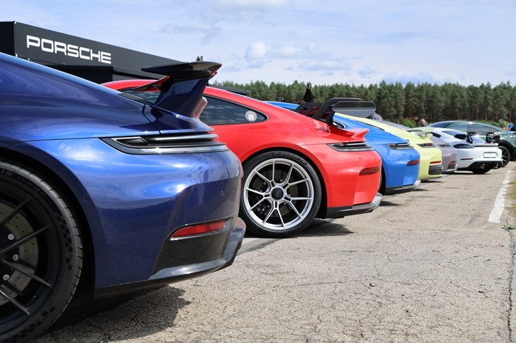 «Cayenne Road Show 2026» ietvaros dažādās trasēs iepazīstam jauno «Porsche Cayenne Electric» un «Porsche 911» modeļus 395281