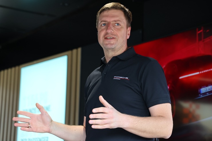 «Cayenne Road Show 2026» ietvaros dažādās trasēs iepazīstam jauno «Porsche Cayenne Electric» un «Porsche 911» modeļus 395322
