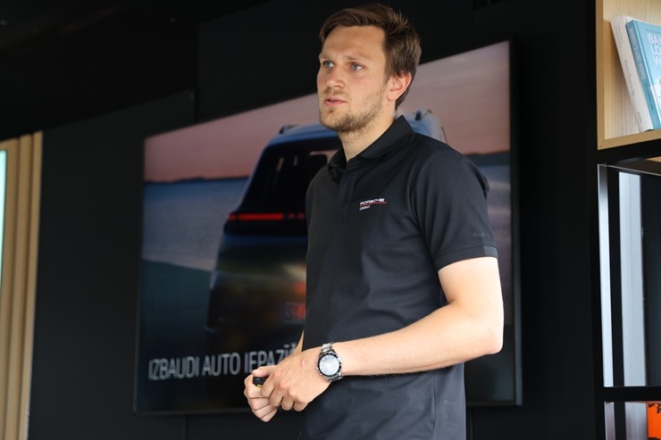 «Cayenne Road Show 2026» ietvaros dažādās trasēs iepazīstam jauno «Porsche Cayenne Electric» un «Porsche 911» modeļus 395323