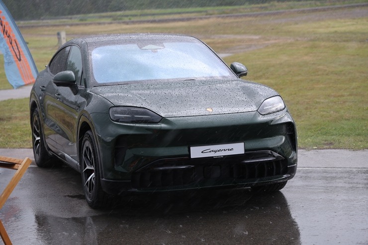 «Cayenne Road Show 2026» ietvaros dažādās trasēs iepazīstam jauno «Porsche Cayenne Electric» un «Porsche 911» modeļus 395328