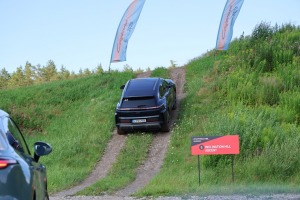 «Cayenne Road Show 2026» ietvaros dažādās trasēs iepazīstam jauno «Porsche Cayenne Electric» un «Porsche 911» modeļus 10