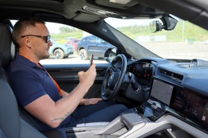 «Cayenne Road Show 2026» ietvaros dažādās trasēs iepazīstam jauno «Porsche Cayenne Electric» un «Porsche 911» modeļus 12