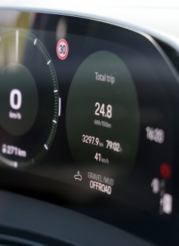«Cayenne Road Show 2026» ietvaros dažādās trasēs iepazīstam jauno «Porsche Cayenne Electric» un «Porsche 911» modeļus 13