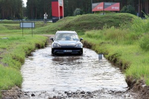 «Cayenne Road Show 2026» ietvaros dažādās trasēs iepazīstam jauno «Porsche Cayenne Electric» un «Porsche 911» modeļus 15