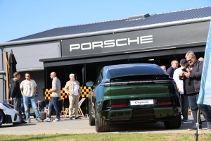 «Cayenne Road Show 2026» ietvaros dažādās trasēs iepazīstam jauno «Porsche Cayenne Electric» un «Porsche 911» modeļus 19
