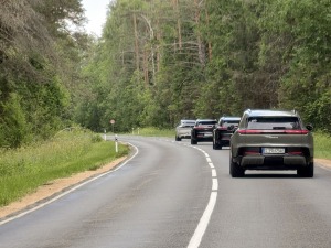 «Cayenne Road Show 2026» ietvaros dažādās trasēs iepazīstam jauno «Porsche Cayenne Electric» un «Porsche 911» modeļus 22