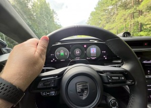 «Cayenne Road Show 2026» ietvaros dažādās trasēs iepazīstam jauno «Porsche Cayenne Electric» un «Porsche 911» modeļus 23