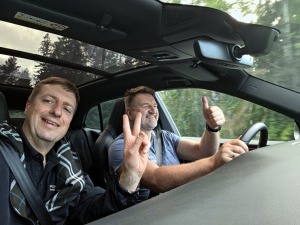 «Cayenne Road Show 2026» ietvaros dažādās trasēs iepazīstam jauno «Porsche Cayenne Electric» un «Porsche 911» modeļus 26