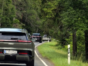 «Cayenne Road Show 2026» ietvaros dažādās trasēs iepazīstam jauno «Porsche Cayenne Electric» un «Porsche 911» modeļus 27