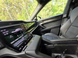 «Cayenne Road Show 2026» ietvaros dažādās trasēs iepazīstam jauno «Porsche Cayenne Electric» un «Porsche 911» modeļus 28