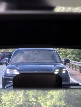 «Cayenne Road Show 2026» ietvaros dažādās trasēs iepazīstam jauno «Porsche Cayenne Electric» un «Porsche 911» modeļus 29