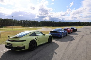 «Cayenne Road Show 2026» ietvaros dažādās trasēs iepazīstam jauno «Porsche Cayenne Electric» un «Porsche 911» modeļus 32