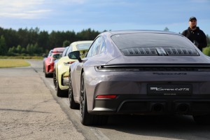 «Cayenne Road Show 2026» ietvaros dažādās trasēs iepazīstam jauno «Porsche Cayenne Electric» un «Porsche 911» modeļus 48