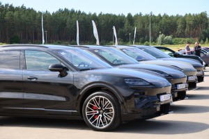 «Cayenne Road Show 2026» ietvaros dažādās trasēs iepazīstam jauno «Porsche Cayenne Electric» un «Porsche 911» modeļus 5