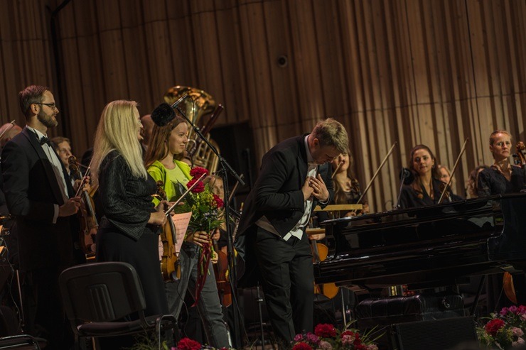 Uz «Pūt, vējiņi!» skatuves tiekas ar latviešu vijolniece Kristīne Balanas un franču pianists Likā Debargs 395386