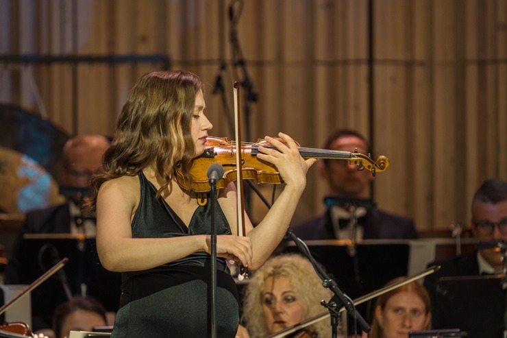 Uz «Pūt, vējiņi!» skatuves tiekas ar latviešu vijolniece Kristīne Balanas un franču pianists Likā Debargs 395380