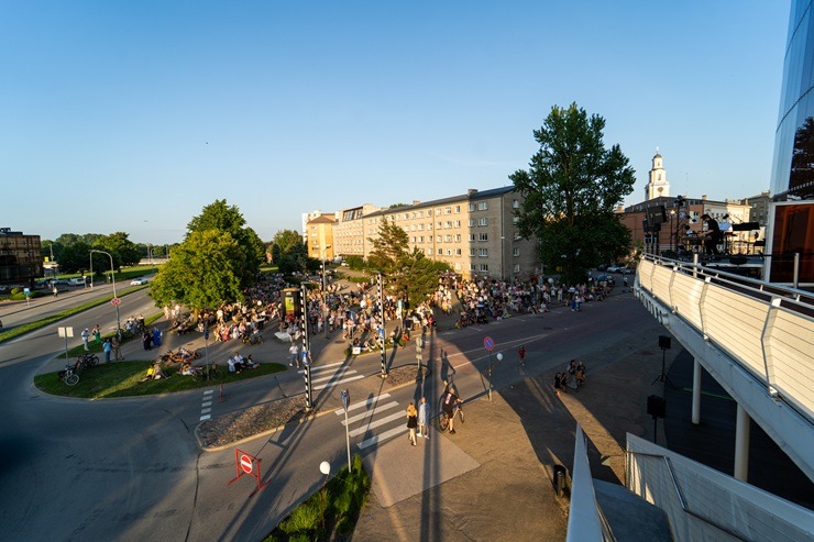 Liepājas koncertzāles muzikālais pikniks pulcē plašu klausītāju loku 395772