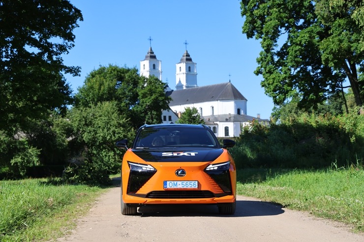 Sadarbībā ar «SIXT Latvia» un «Lexus RZ 500e» (no 855 eiro mēnesī) apceļojam Krustpili un Preiļu novadu 395845