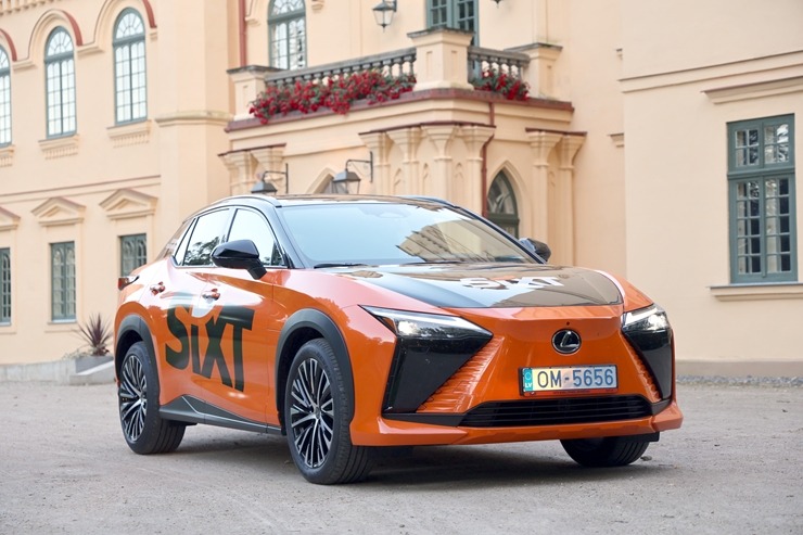 Sadarbībā ar «SIXT Latvia» un «Lexus RZ 500e» (no 855 eiro mēnesī) apceļojam Krustpili un Preiļu novadu 395850