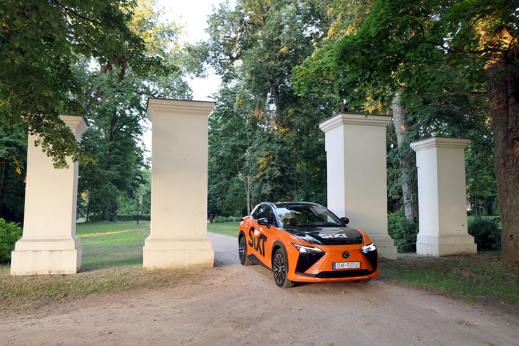 Sadarbībā ar «SIXT Latvia» un «Lexus RZ 500e» (no 855 eiro mēnesī) apceļojam Krustpili un Preiļu novadu 395851