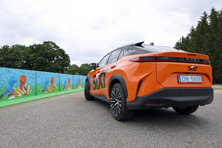 Sadarbībā ar «SIXT Latvia» un «Lexus RZ 500e» (no 855 eiro mēnesī) iepazīstam sienas krāsojumu «Pirmais brauciens» Siguldā 395859