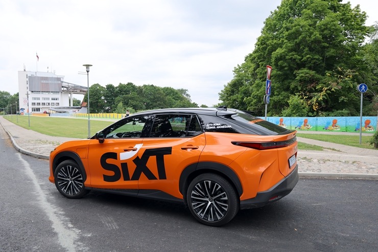 Sadarbībā ar «SIXT Latvia» un «Lexus RZ 500e» (no 855 eiro mēnesī) iepazīstam sienas krāsojumu «Pirmais brauciens» Siguldā 395875