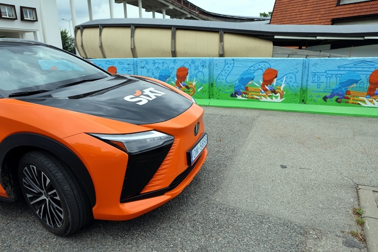 Sadarbībā ar «SIXT Latvia» un «Lexus RZ 500e» (no 855 eiro mēnesī) iepazīstam sienas krāsojumu «Pirmais brauciens» Siguldā 395878