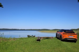 Sadarbībā ar «SIXT Latvia» un «Lexus RZ 500e» (no 850 eiro mēnesī) apceļojam Krāslavas novadā 2