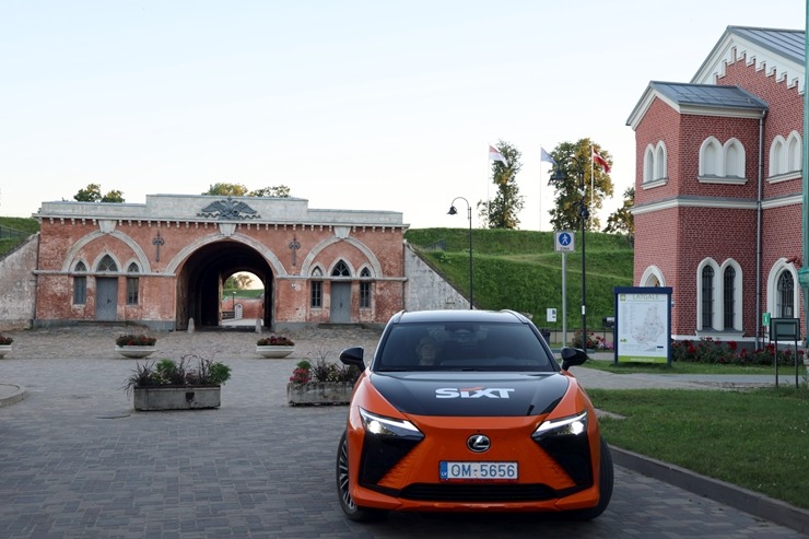 Sadarbībā ar «SIXT Latvia» un «Lexus RZ 500e» (no 850 eiro mēnesī) apceļojam Daugavpili un Augšdaugavas novadu 396026