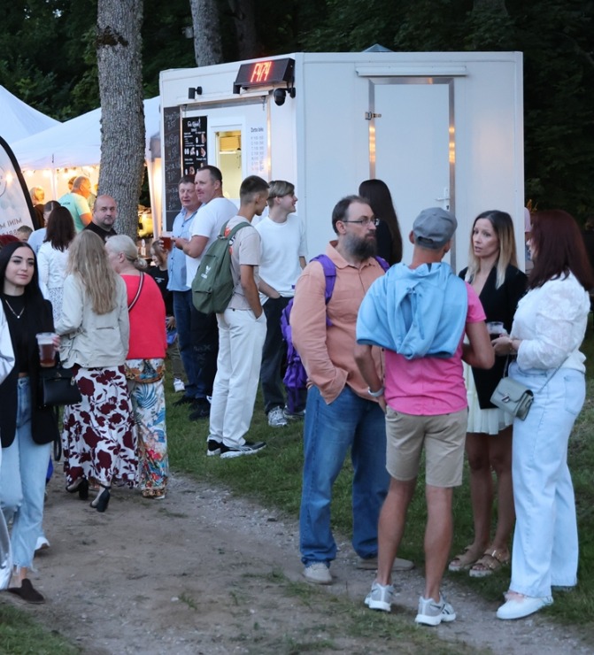 Annas dienas Krāslavas novada Dagdā apmeklē liels vietējo un pilsētas ciemiņu skaits 396240