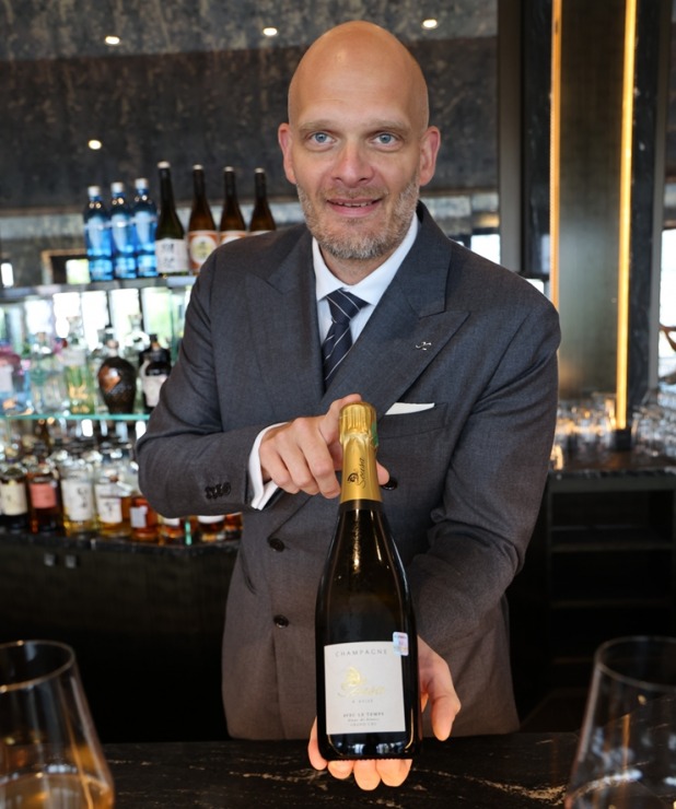 Izbaudām Vecrīgas viesnīcas «Grand Hotel Kempinski Riga» Michelin restorāna «Stage22 Bar & Restaurant» godalgoto vīna karti 396271