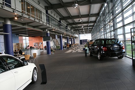 Mercedes-Benz tirdzniecības halle 18939
