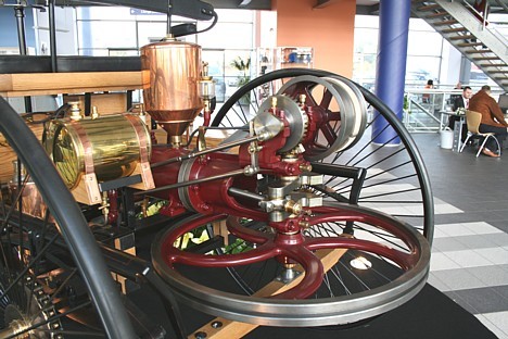 Bez motorpārsega, automobiļa svars ir 290 kg. Ātrums 15 km/h 18941