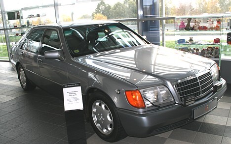 Šo automobili savā prezidentūras laikā lietoja 5. Latvijas Valsts prezidents Guntis Ulmanis (Mercedes-Benz S500 SEL, 1992. gads) Šo automobili savā prezidentūras laikā lietoja 5. Latvijas Valsts prezidents Guntis Ulmanis (Mercedes-Benz S500 SEL, 1992. gads) 18948
