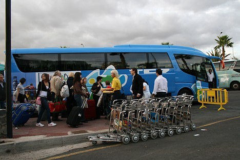 Čartera lidojumus no Rīgas uz Tenerifu (lielākā Kanāriju sala) organizē tūroperators Tez tour. Tūroperatora gidus un autotransportu ir viegli atpazīt, Čartera lidojumus no Rīgas uz Tenerifu (lielākā Kanāriju sala) organizē tūroperators Tez tour. Tūroperatora gidus un autotransportu ir viegli atpazīt, 19343
