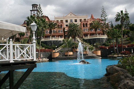 Par labāko viesnīcu, ko piedāvā Tez tour Tenerifā, var uzskatīt Gran Hotel Bahia Del Duque Resort. Tā ir 5 zvaigžņu viesnīca ar 482 istabiņām, neksait Par labāko viesnīcu, ko piedāvā Tez tour Tenerifā, var uzskatīt Gran Hotel Bahia Del Duque Resort. Tā ir 5 zvaigžņu viesnīca ar 482 istabiņām, neksait 19346