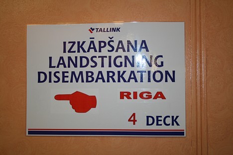 Tikt galā ar liela prāmja gaiteņu labirintiem pasažieriem palīdz norādes un, protams, laipnais personāls. 19673