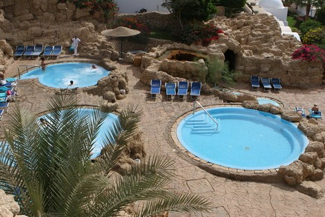 SPA centrā ir 2 baseini ar jūras ūdeni un regulējamo temperatūru, džakuzi, vanna ar auksto ūdeni un kaskāde SPA centrā ir 2 baseini ar jūras ūdeni un regulējamo temperatūru, džakuzi, vanna ar auksto ūdeni un kaskāde 19687