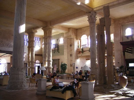 Kūrorts piedāvā restorānu, 2 a la carte restorānus (zivs un itāļu virtuve), 5 bārus, beduīnu telti, diskotēku, 2 konferenču zāles, amfiteātri, interne Kūrorts piedāvā restorānu, 2 a la carte restorānus (zivs un itāļu virtuve), 5 bārus, beduīnu telti, diskotēku, 2 konferenču zāles, amfiteātri, interne 19965