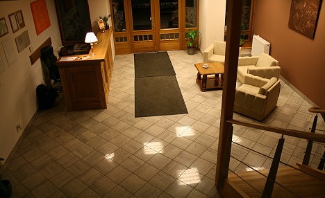 Viesnīcas foajē. Viesu atpūtai tiek ierīkota sauna un relaksējoša zemūdens masāžas baseins, kā arī telpa nelielām svinībām un semināriem Viesnīcas foajē. Viesu atpūtai tiek ierīkota sauna un relaksējoša zemūdens masāžas baseins, kā arī telpa nelielām svinībām un semināriem 20108