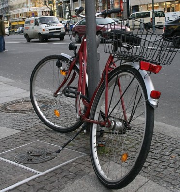 Berlīnē ir pieejama laba velosipēdu infrastruktūra. Ja nav vēlmes pašam braukt - var izsaukt velotaksi - www.velotaxi.com Berlīnē ir pieejama laba velosipēdu infrastruktūra. Ja nav vēlmes pašam braukt - var izsaukt velotaksi - www.velotaxi.com 20265