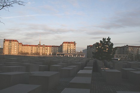 Memoriāls nogalinātajiem Eiropas ebrejiem Berlīnes centrā www.stiftung-denkmal.de, tas apvieno 2 711 dažāda izmēra betona stabus Memoriāls nogalinātajiem Eiropas ebrejiem Berlīnes centrā www.stiftung-denkmal.de, tas apvieno 2 711 dažāda izmēra betona stabus 20281