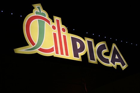 Čili Pica” pirmā picērija Latvijā tika atvērta Liepājā 2001.gada decembrī. Pašlaik Latvijā darbojas jau septiņpadsmit picērijas - četras Liepājā, pa v Čili Pica” pirmā picērija Latvijā tika atvērta Liepājā 2001.gada decembrī. Pašlaik Latvijā darbojas jau septiņpadsmit picērijas - četras Liepājā, pa v 20334