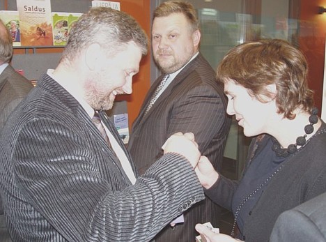 Aldis Ābele (Ventspils pilsētas domes izpilddirektora v.i.), Ieva Rupenheite (Ventspils muzeja Publisko attiecību nodaļas vadītāja) un G. Seilis (Vent Aldis Ābele (Ventspils pilsētas domes izpilddirektora v.i.), Ieva Rupenheite (Ventspils muzeja Publisko attiecību nodaļas vadītāja) un G. Seilis (Vent 20360